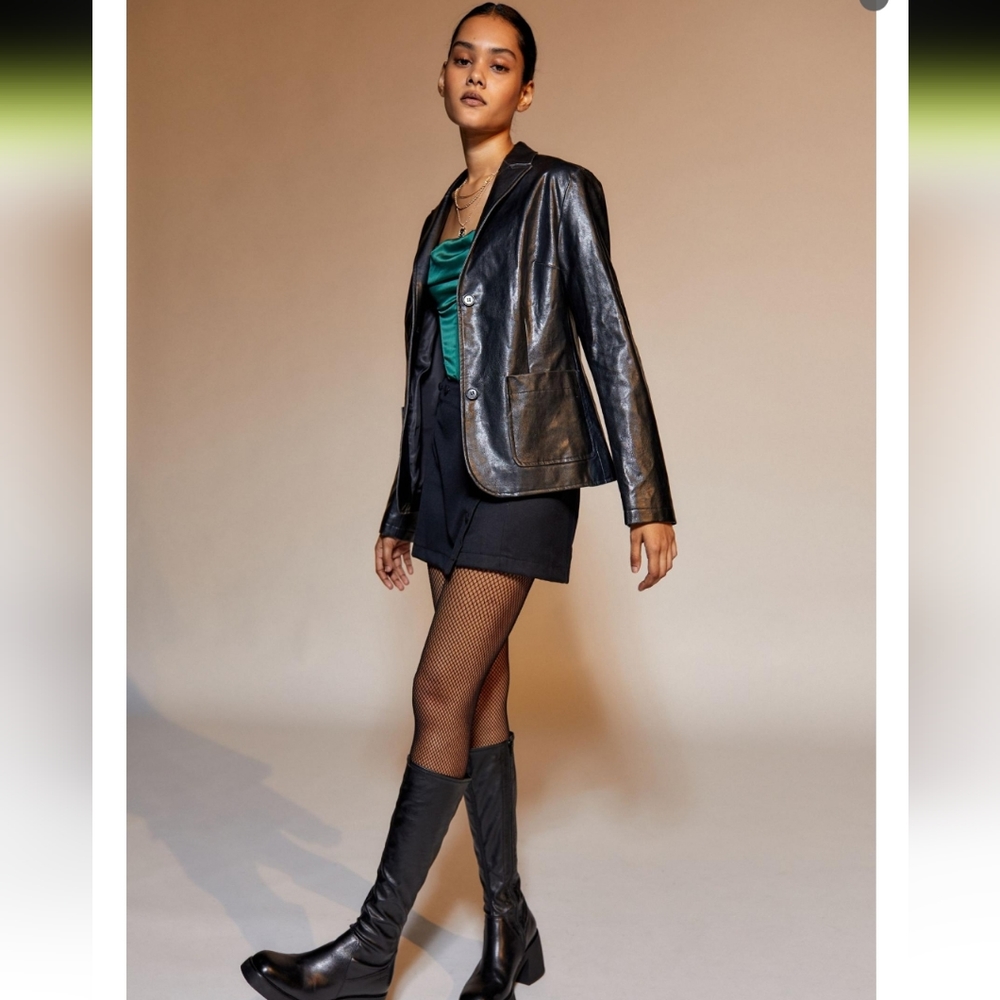URBAN OUTFITTERS CHRISSY SHRUNKEN VEGAN LEATHER BLAZER SIZE XS